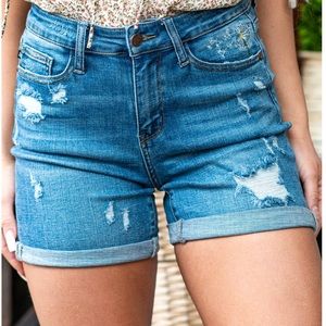 Judy Blue Dandelion Embroidered Mid Rise Shorts (5 in inseam)